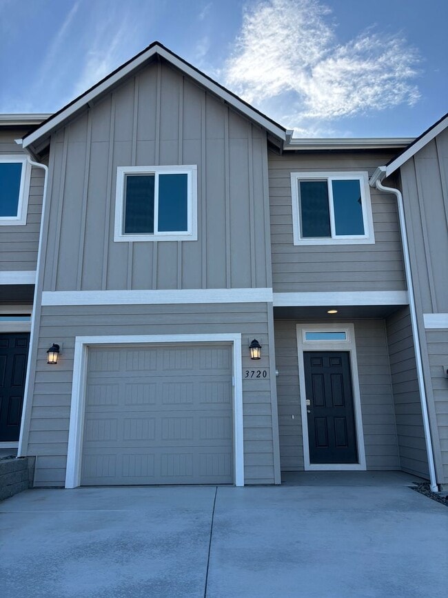 Building Photo - 3 bed 2.5 bath Townhome