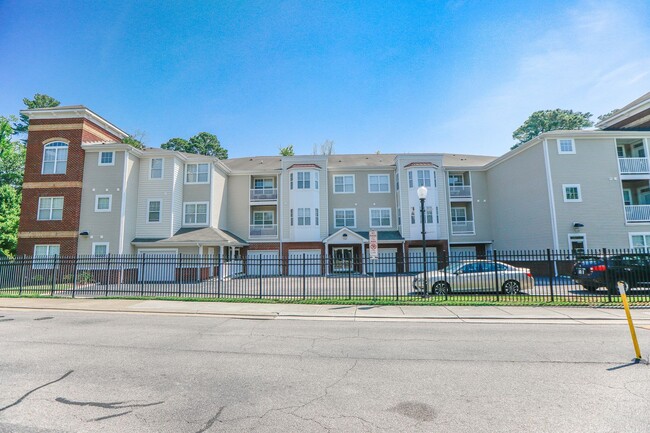 Building Photo - Riverside  Condo-RARE-Ready Jan 26