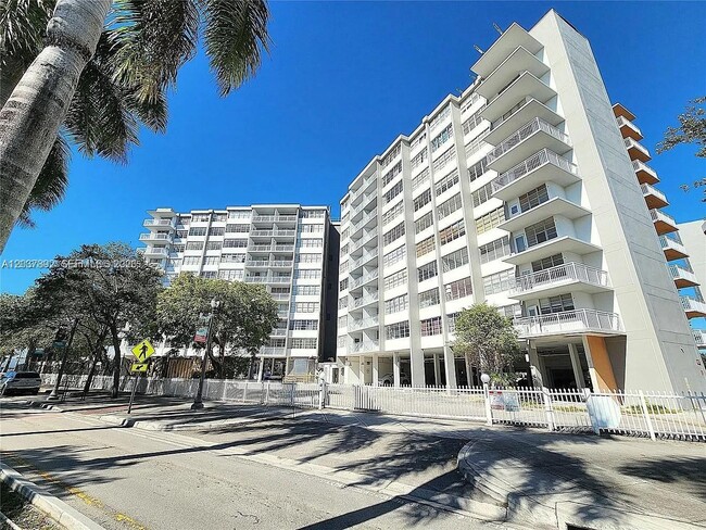 Building Photo - 2025 NE 164th St Unit 307