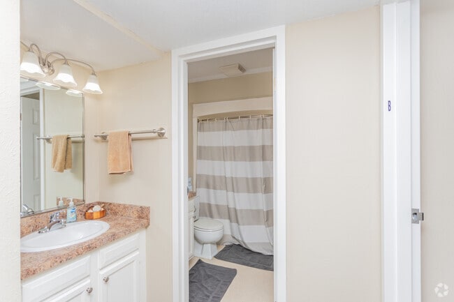 2BR, 1BA - 900SF