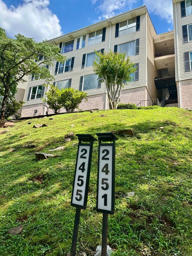 Building Photo - Spacious 2 Bedroom, 2 Bathroom Condominium with City Views