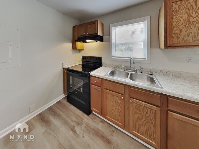 Photo - 713 Woodward Rd