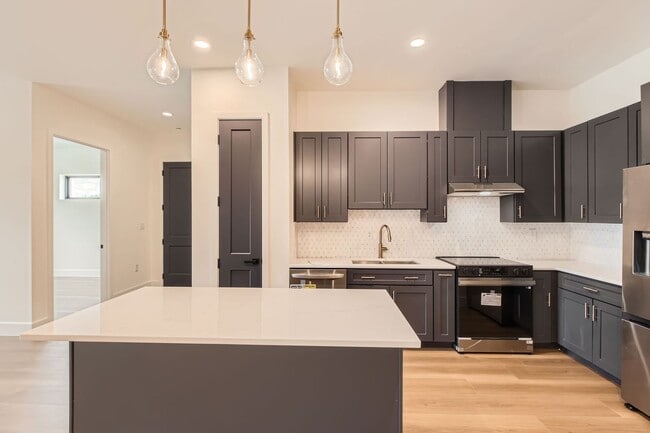 Building Photo - Beautiful 2 bedroom condo with elevator access! Unit 201
