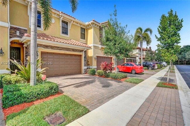 Photo - 821 E Village Cir
