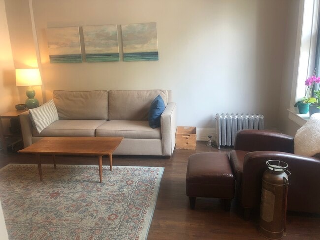 Living Room - 1409 N Maplewood Ave Unit 1