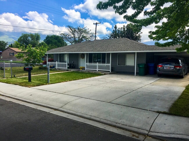 Photo - 496 N 70 W