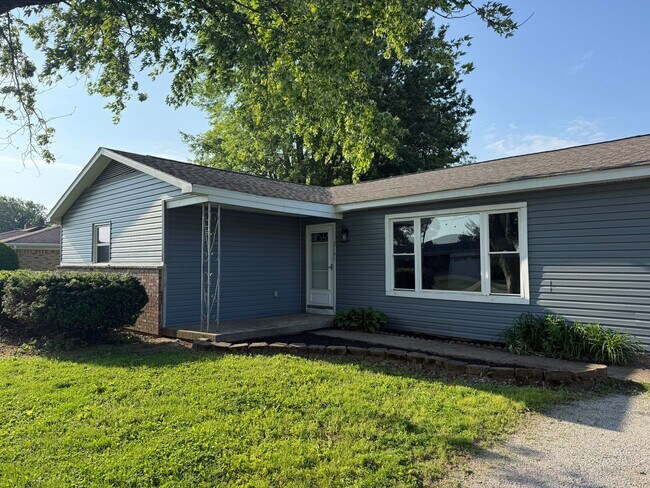 Photo - Beautiful Southside Country Home with Large Yard