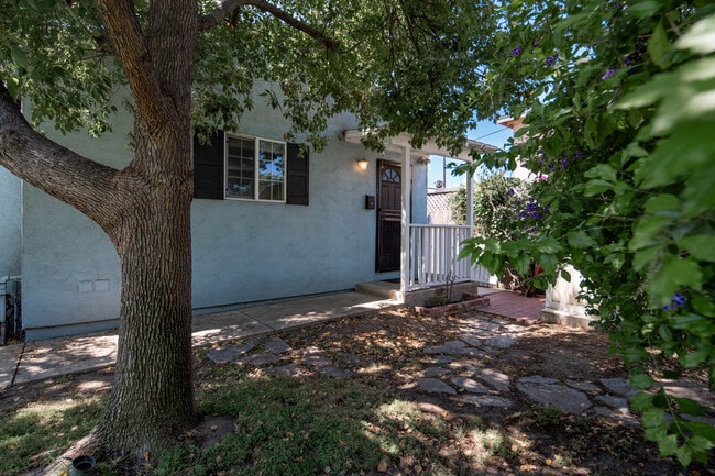 Building Photo - 5509 Willowcrest Ave Unit Guesthouse