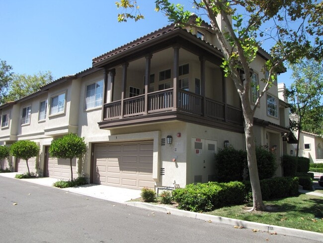 Building Photo - Beautifully upgraded condo in the fantasti...