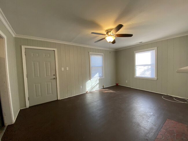 Building Photo - Room in House on Remount Rd
