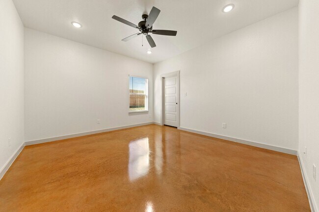 Photo - 1912 Caspian Trl Unit B