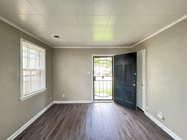 1065 Larry Ln