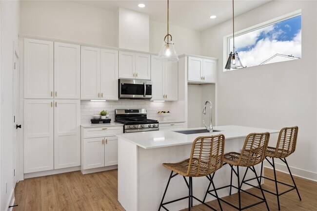 Photo - 835 Rachel St