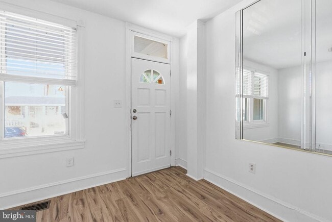 Photo - 211 E Poplar St