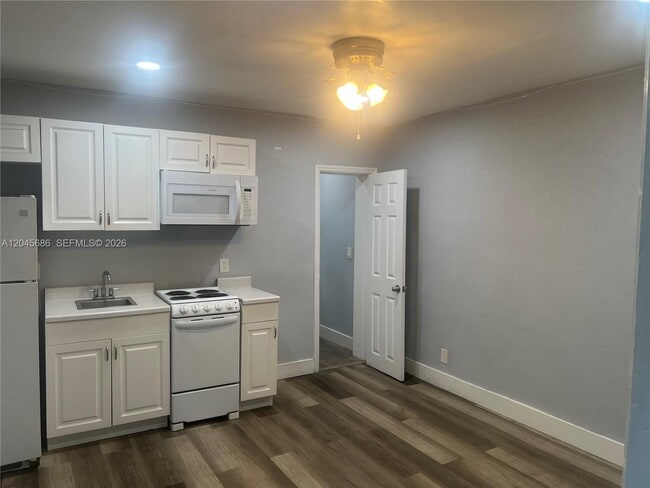 Building Photo - 2118 N 19th Ave Unit 1-4