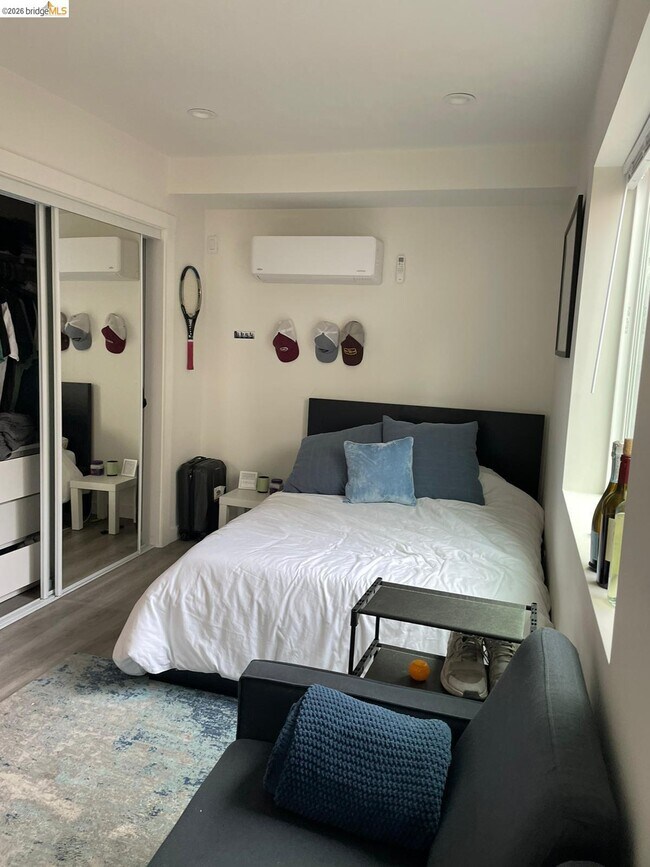 Photo - 2624 Regent St