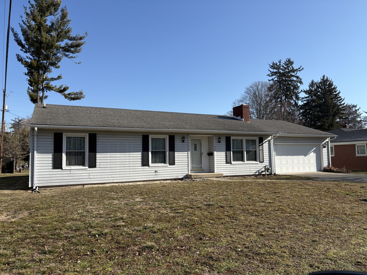 Very nice west end ranch home with full basement and attached two car garage - 769 Ashley Dr House