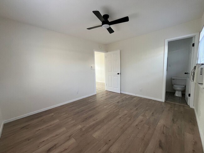 Photo - 731-737 W Vernon Dr