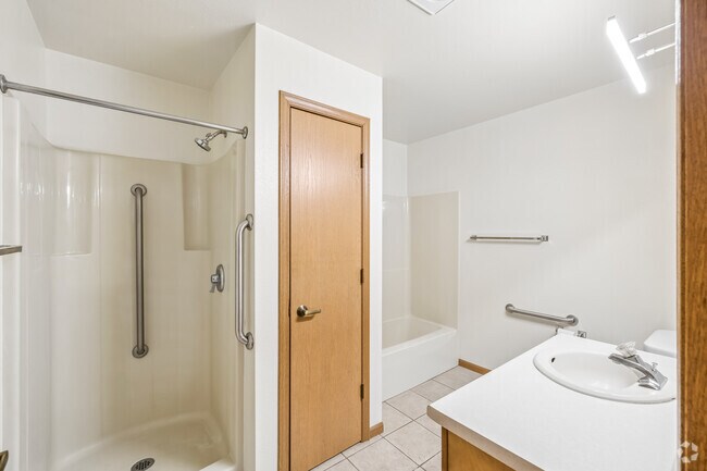 1BR, 1BA - 750SF - Bathroom