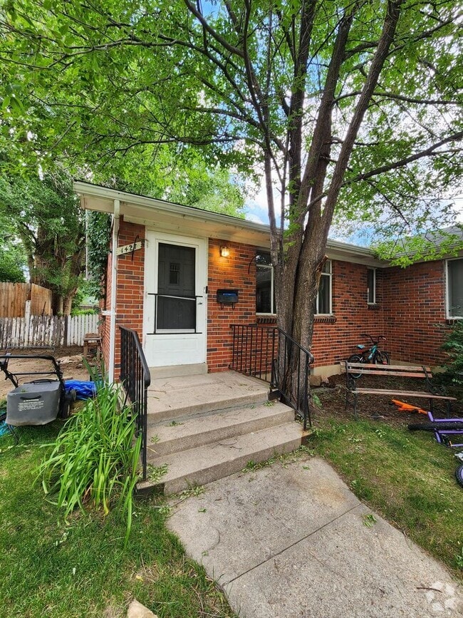 Building Photo - Large Duplex with Garage Rental