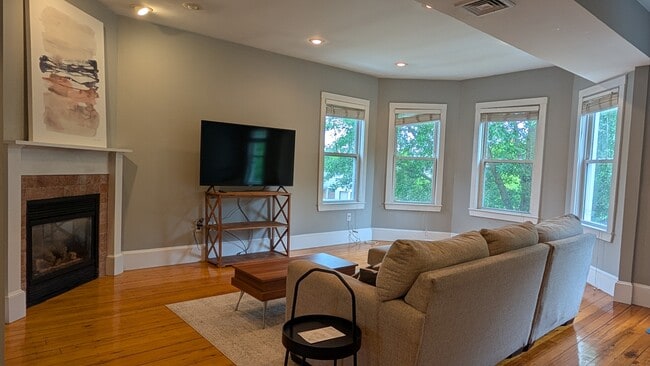 Building Photo - 367 Cardinal Medeiros Ave Unit #2