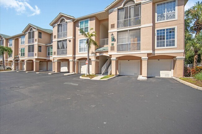 Building Photo - Renovated 2BR/2BA Condo With a Garage in I...