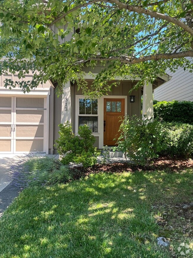 Building Photo - 3 Bedroom 2.5 Bath Townhouse