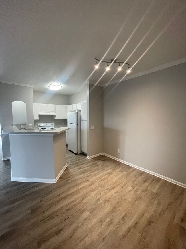 Colonnade at Regency Apartments For Rent in Jacksonville, FL