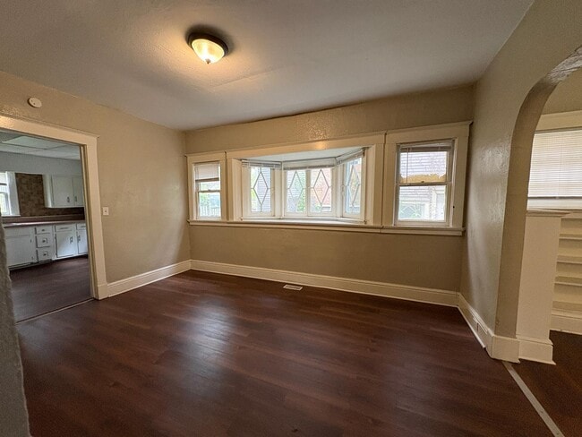 Building Photo - 2524 Maplewood Ave Unit Lower Rental