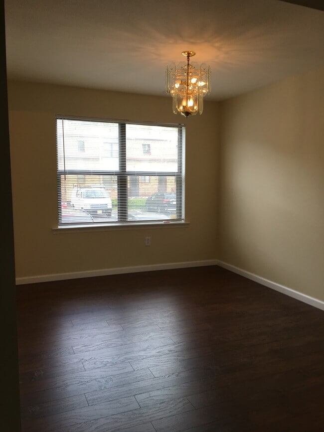 Building Photo - 411 N Oaks Blvd Unit 411 Rental