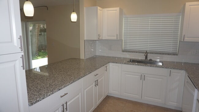Photo - 3 Bedrooms / 2 Bath Brandon Home