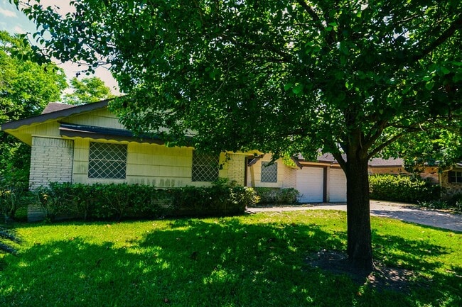 Photo - 8407 Edgemoor Dr