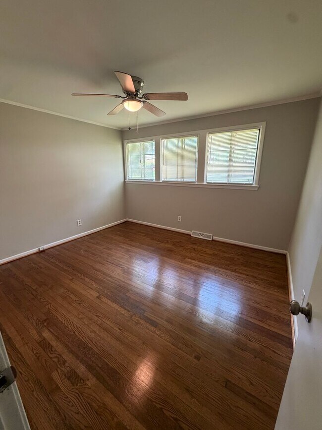 Photo - 3234 Marlborough Rd