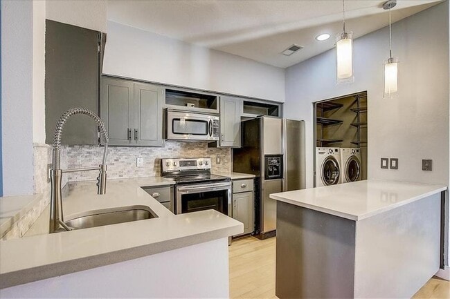Building Photo - 1307 Kinney Ave Unit 162