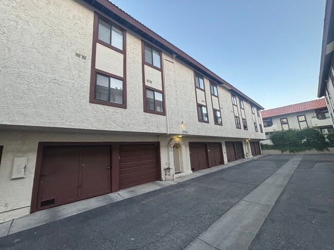 Building Photo - Beautiful 2-Bedroom Condo in Canyon Country! Unit 448