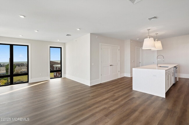 Building Photo - 215 2nd Ave Unit 301