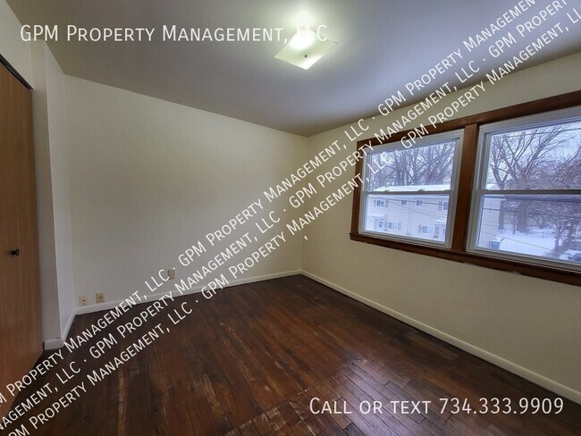 Photo - 33120 Alberta St