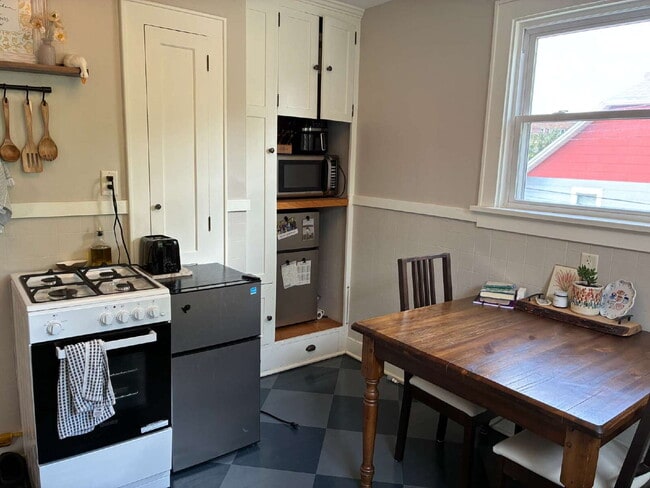 Photo - Charming 1-Bed Waterfront Oasis with Scenic Views in Eau Claire! Unit 3