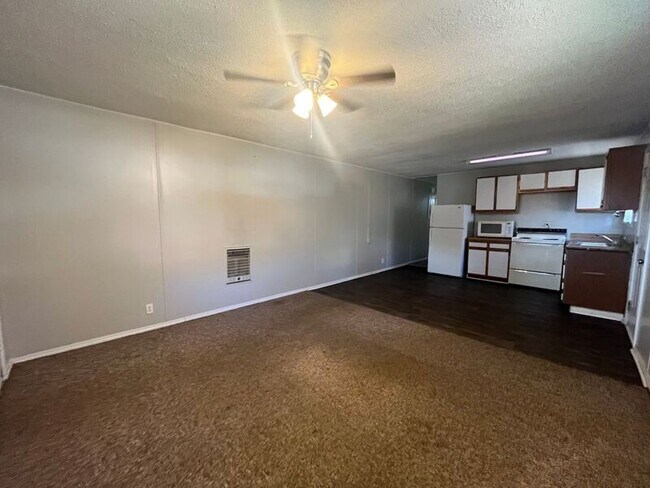 Photo - 835 Clark St