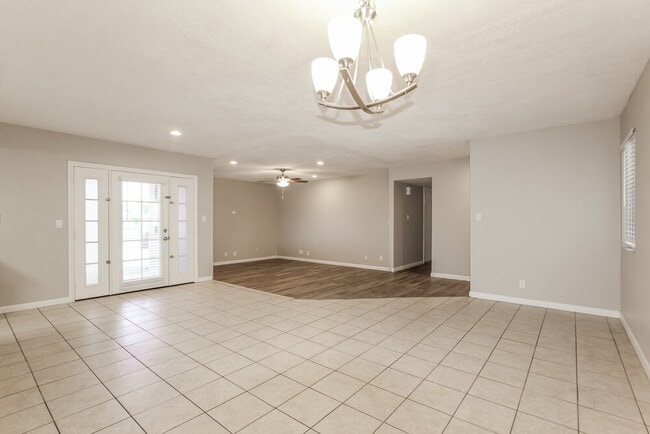 Photo - 560 E Morrow Dr