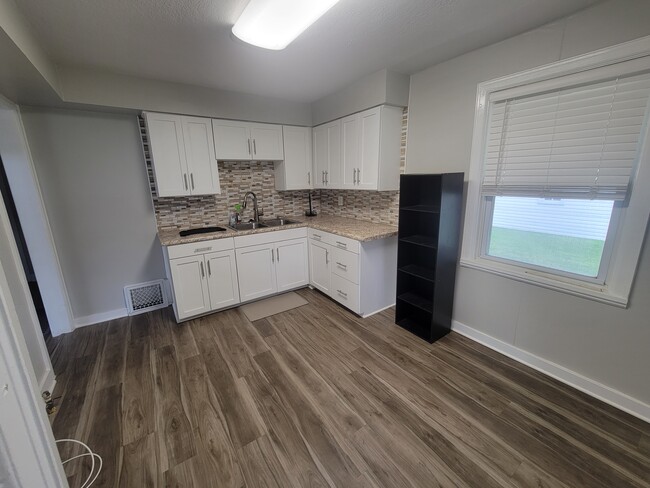 Photo - 2381 Lakewood Ave