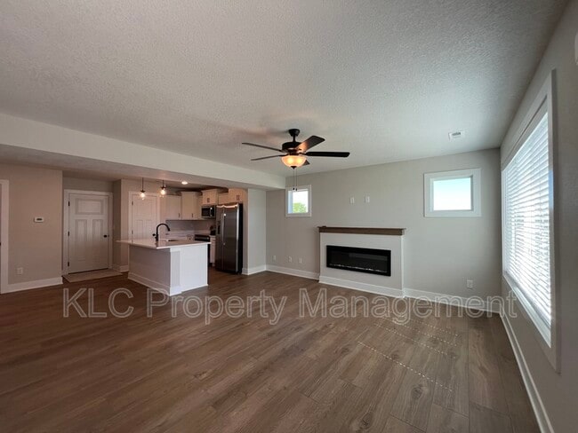 Photo - 601 Hart Ln
