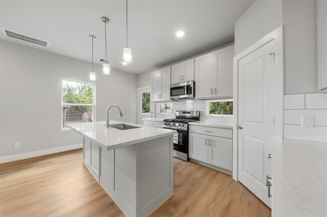 Photo - 1222 E 33rd St