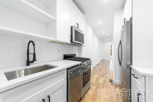 Photo - 3 Bed 2 Bath with W/D & Terrace! Unidad 1