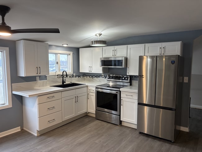 Building Photo - 1899 Smith St Unit 3