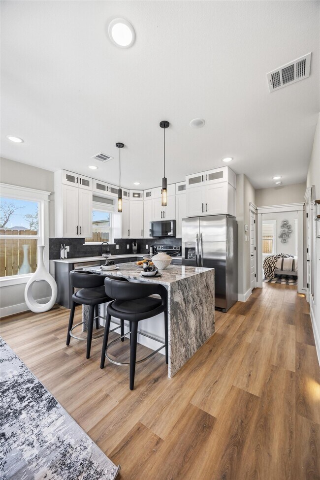 Photo - 4624 Mayflower St