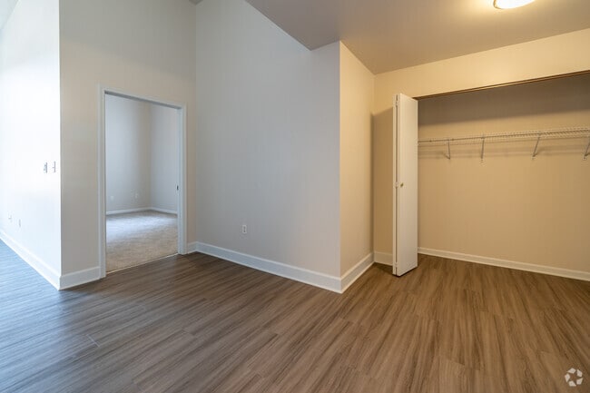 2BR, 1BA - 997SF Entryway