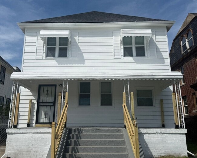Building Photo - Renovated 5-Bedroom Home – We Welcome Sect...