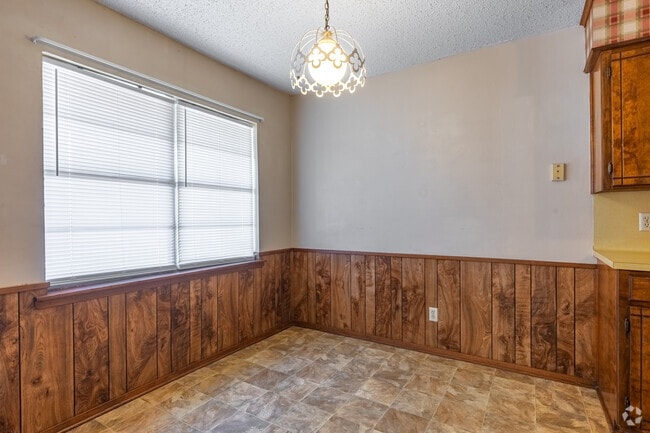 2BR, 1BA - 825SF - Dining Room