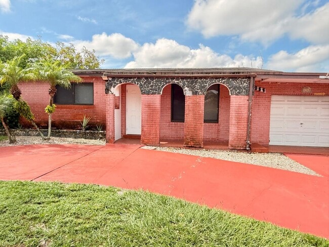 Building Photo - 4088 SW 51st St Unit 1